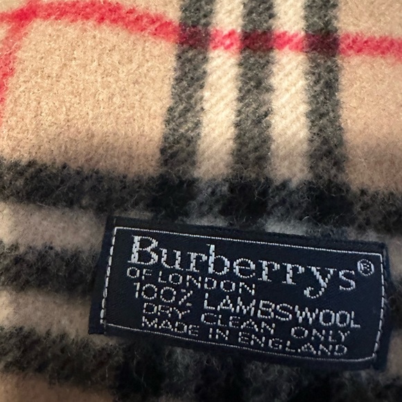 Burberry scarf 💯 lamb’ wool - Picture 2 of 4